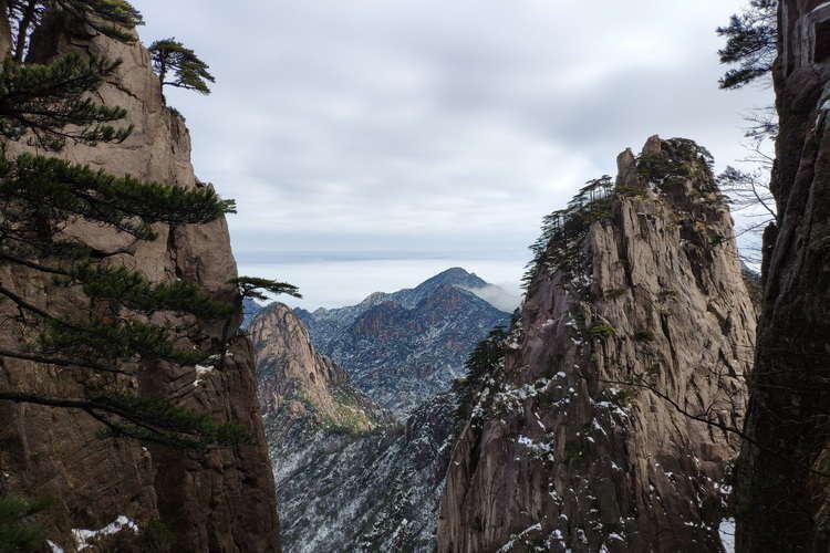 黄海东海海域有(yǒu)大雾,局地有(yǒu)能(néng)见度不足500米的浓雾