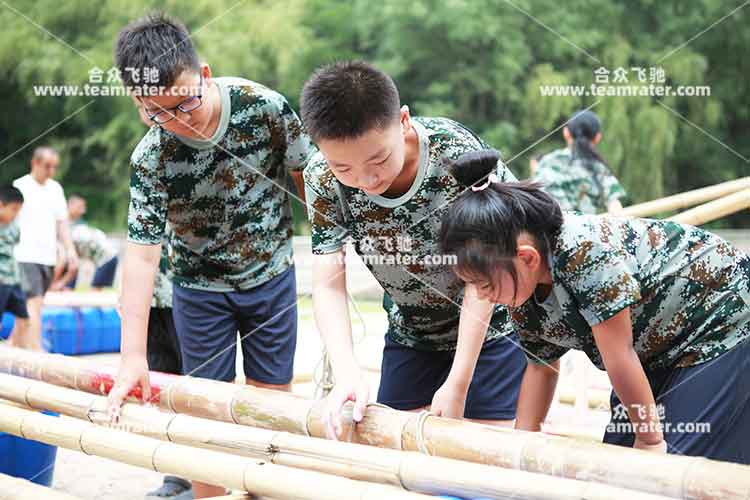 水上团建：扎筏泅渡