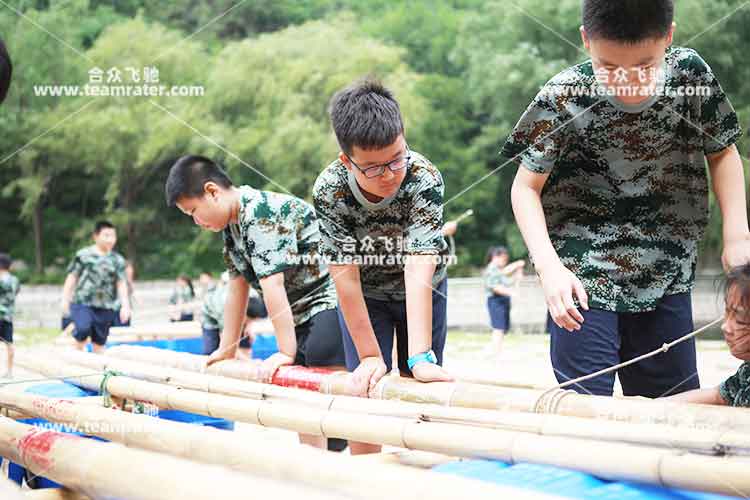 水上团建：扎筏泅渡