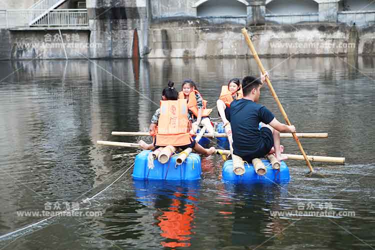 水上团建：扎筏泅渡